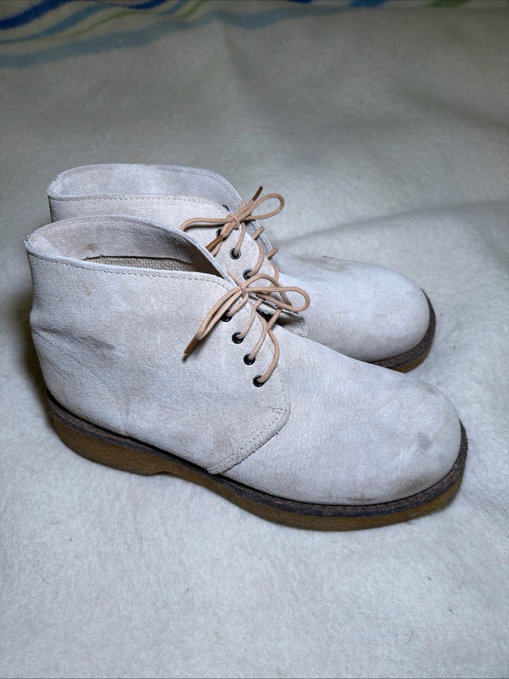 Vintage Roots made in Canada Beige Suede Lace-Up Desert Boots